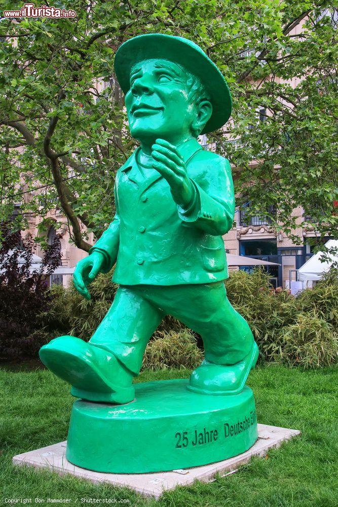 Immagine La singolare statua di Ampelmann che commemora l'unificazione tedesca a Wiesbaden, Germania. Questa città ospita la più antica città termale dell'Europa  - © Don Mammoser / Shutterstock.com