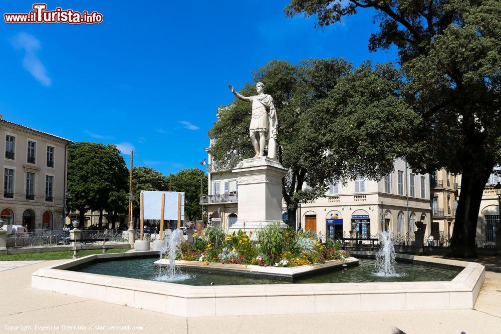 Immagine Statua di Antonino Pio nell'omonima piazza di Nimes, Francia - © Evgeniia Ozerkina / Shutterstock.com