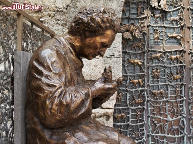 Immagine Statua di Bronzo presso la Cattedrale di Anangni Frosinone - © Angelo Giampiccolo / Shutterstock.com