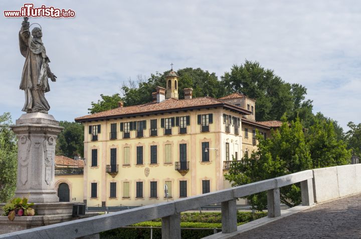 Immagine Statua di Carlo Borromeo e villa a Cassinetta di Lugagnano, ci troviamo lungo il percorso del Naviglio Grande alla periferia di Milano - © Claudio Giovanni Colombo / Shutterstock.com