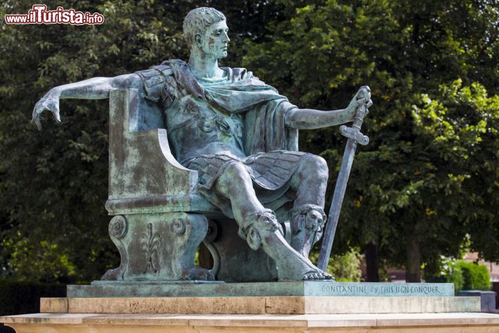 Immagine La statua di Costantino il Grande, che fu proclamato imperatore proprio qui a York (Inghilterra) il 25 luglio 306 d.C. - foto © chrisdorney /Shutterstock