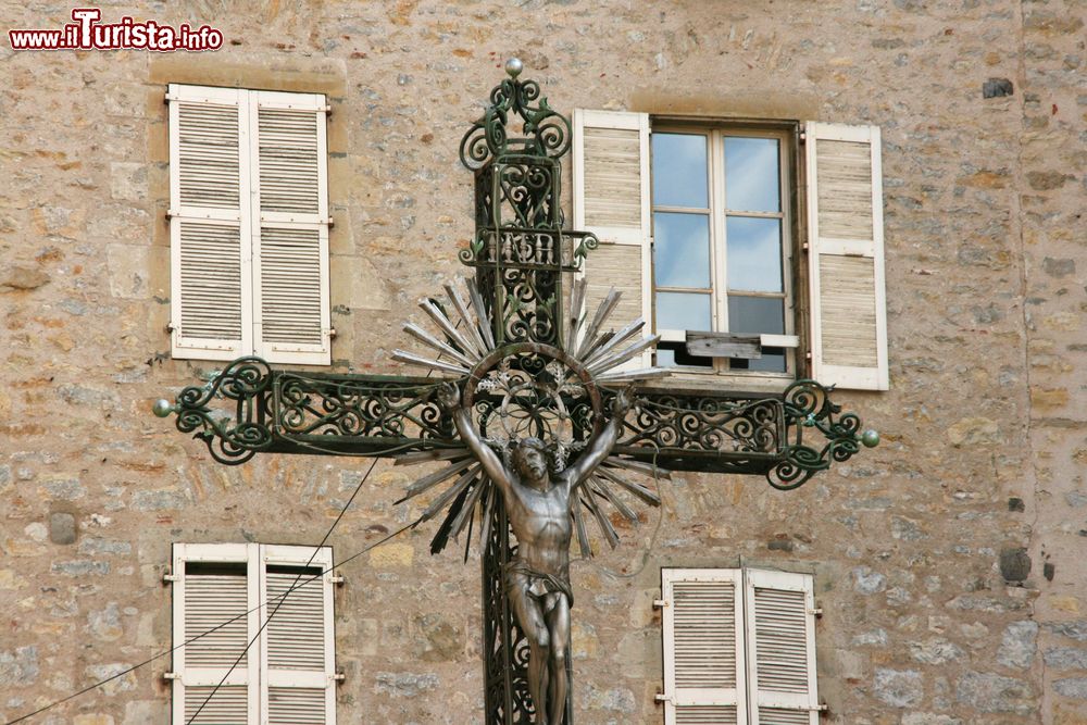 Immagine Statua di Cristo nella piazza principale di Villefranche de Rouergue, Aveyron, Francia.