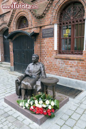 Immagine Statua di Elzbieta Zawacka a Torun, Polonia. Conosciuta anche con il nome di Zo, Elzbieta fu una professoressa universitaria polacca e combattente per la libertà durante la seconda guerra mondiale - © villorejo / Shutterstock.com