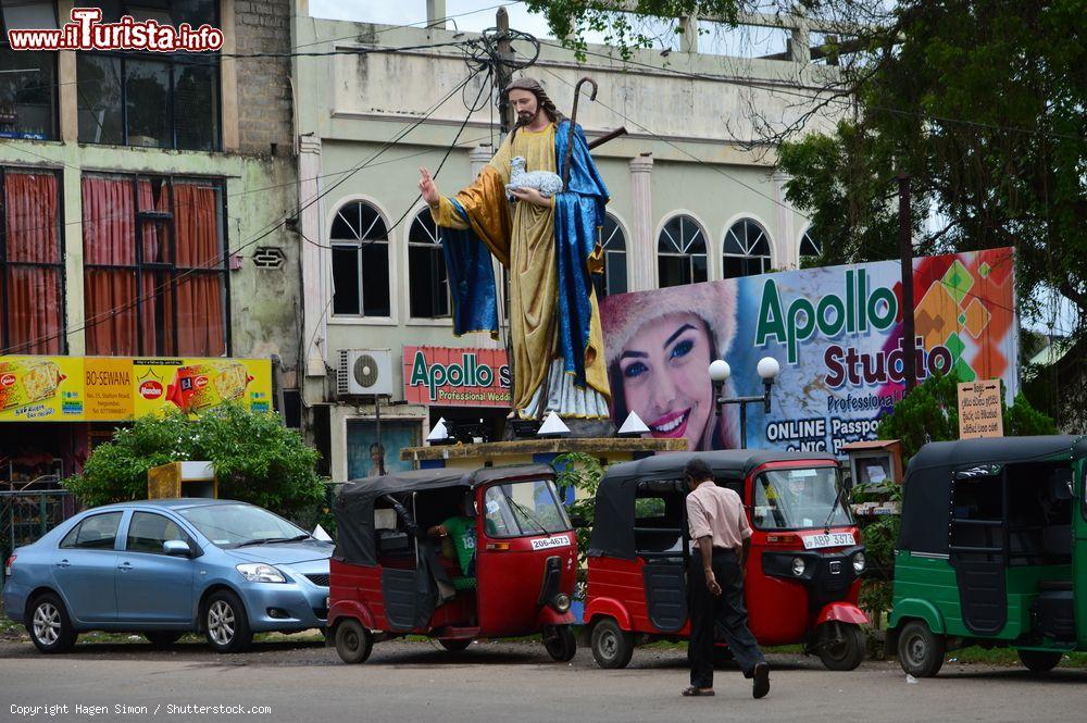 Immagine La statua di Gesù Cristo nelle strade di Negombo, città con il maggior numero di cristiani dello Sri Lank. - © Hagen Simon / Shutterstock.com