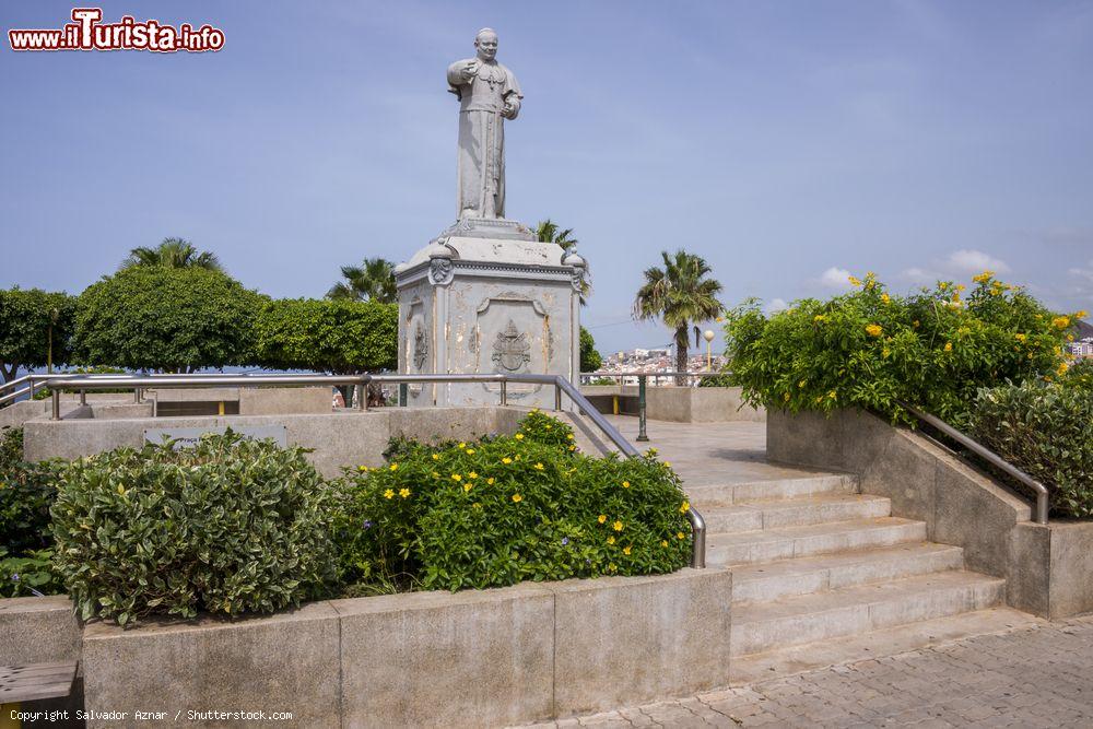 Immagine Isola di Santiago: la statua di Giovanni Paolo II nella città di Praia, capitale di Capo Verde - © Salvador Aznar / Shutterstock.com