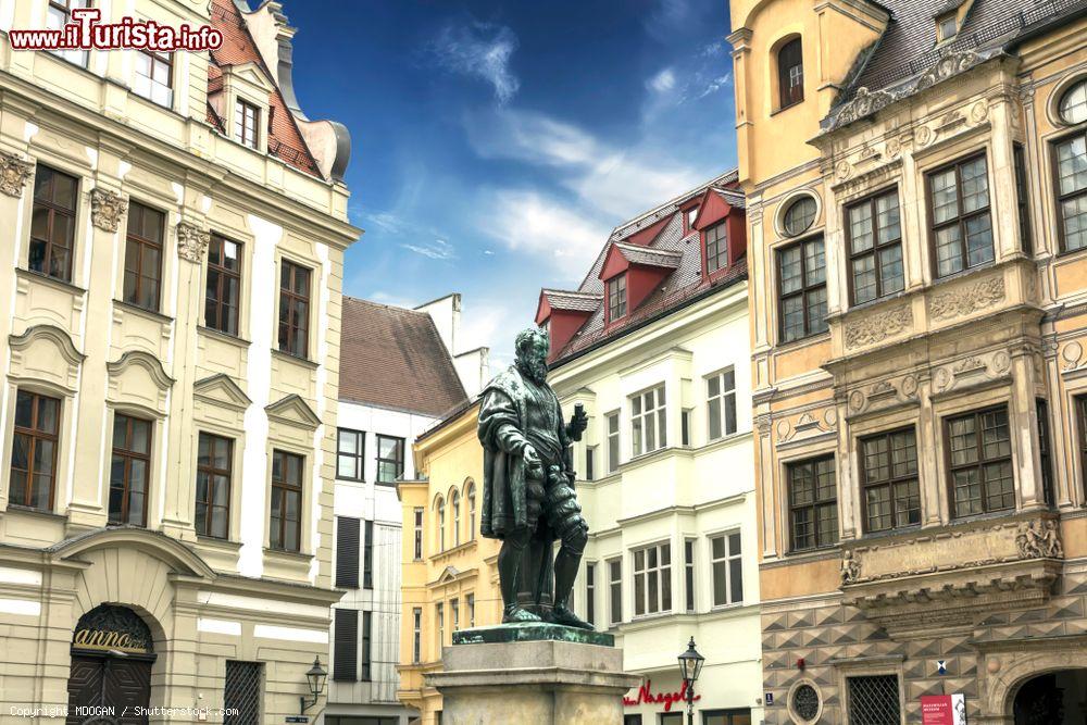 Immagine Statua di Hans Jakob Fugger vicino al Maximilian Museum di Augusta, Germania - © MDOGAN / Shutterstock.com