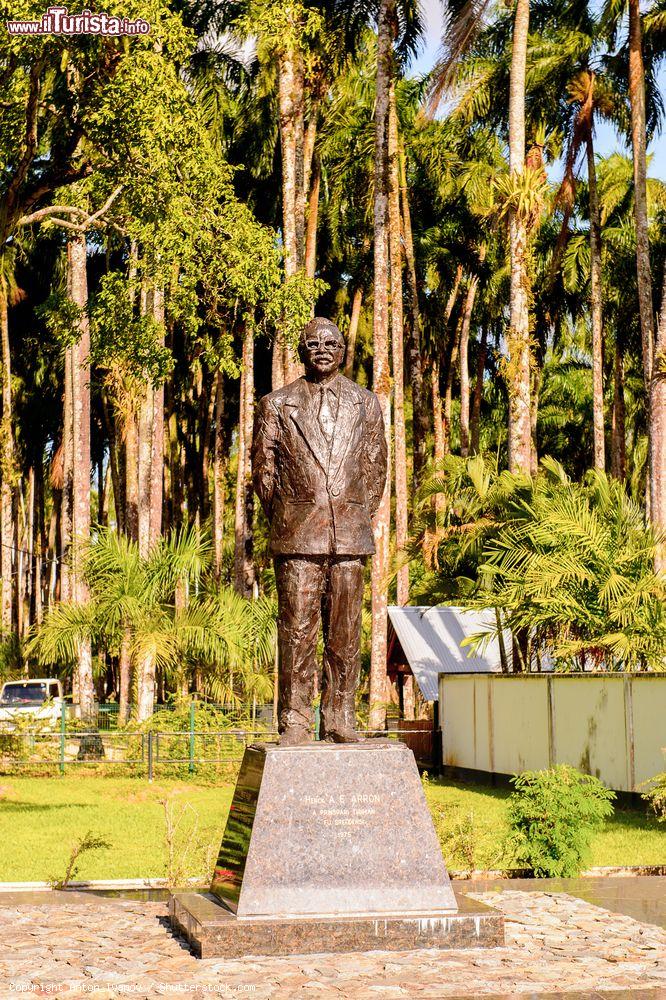 Immagine Statua di Henck A.E. Arron a Paramaribo, Suriname. E' stato primo ministro del paese dal 1973 al 1980 - © Anton_Ivanov / Shutterstock.com