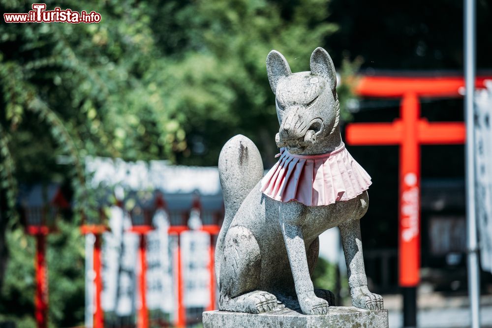 Immagine Statua di Kitsune in un tempio di Inuyama, Giappone. Secondo la mitologia giapponese, la volpe è un essere dotato di grande intelligenza e in grado di sviluppare con l'età poteri sovrannaturali.