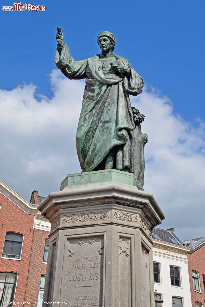 Immagine Statua di Laurentius Ioannis-Filius Costerus a Haarlem (Olanda): secondo gli olandesi è stato l'inventore della macchina da stampa - © Primi2 / Shutterstock.com