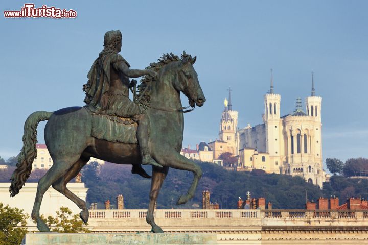 Immagine Statua di Luigi e basilica di Fourviere sullo sfondo a Lione, Francia - © prochasson frederic / Shutterstock.com