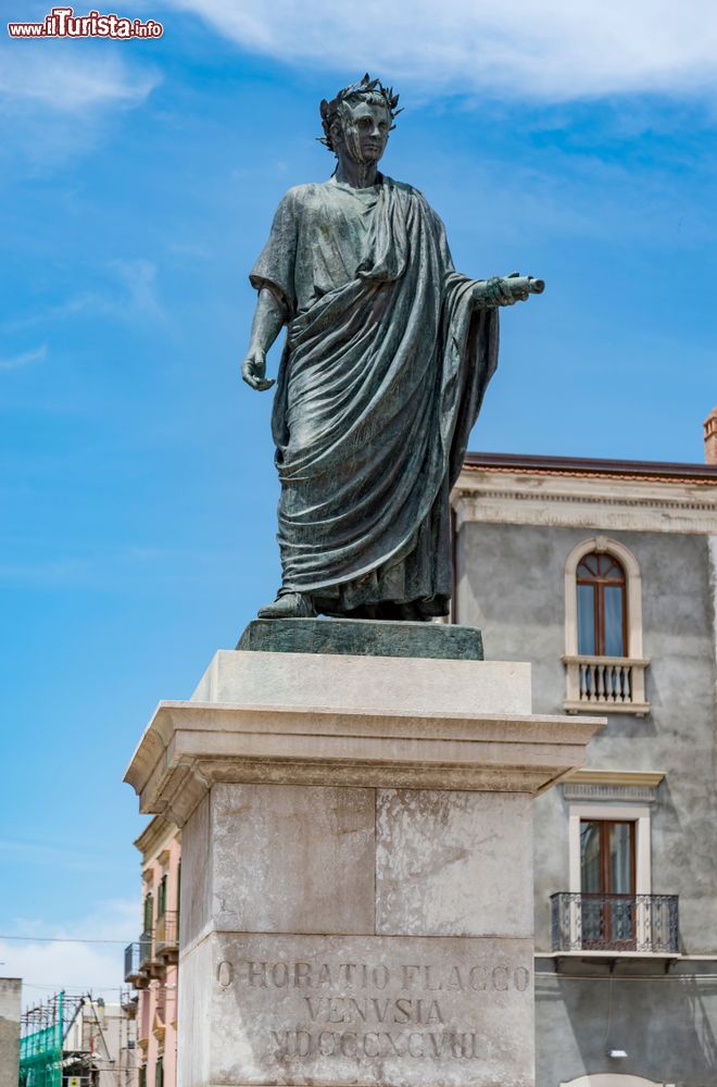 Immagine Statua di Orazio nella cittadina di Venosa, Basilicata. Fra i maggiori poeti romani dell'età antica, Orazio nacque l'8 dicembre del 65 a.C. proprio in questa graziosa località della Basilicata.