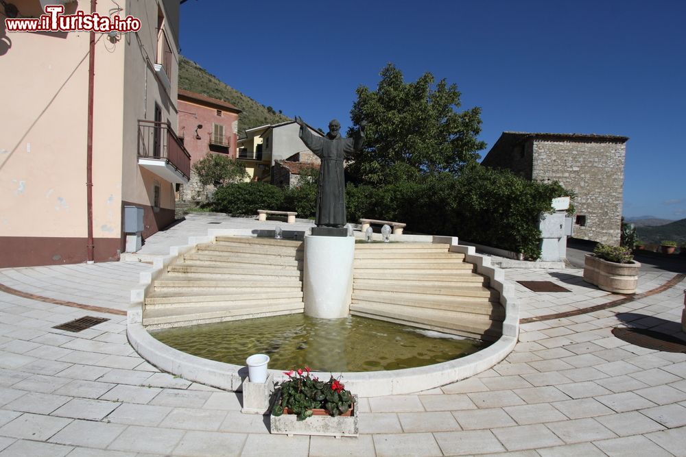 Immagine Statua di Padre Pio nel centro di Pastena nel Lazio