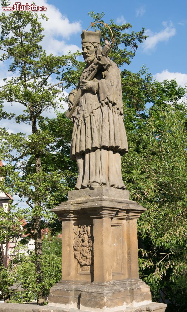 Immagine Statua di San Giovanni Nepomuceno su un ponte del fiume Regnitz, Bamberga, Germania.