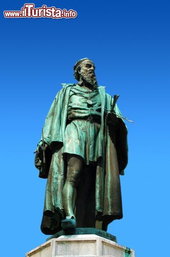 Immagine Statua di Tiziano Vecellio, in arte semplicemente Tiziano, in centro a a Pieve di Cadore - © Alberto Masnovo / Shutterstock.com