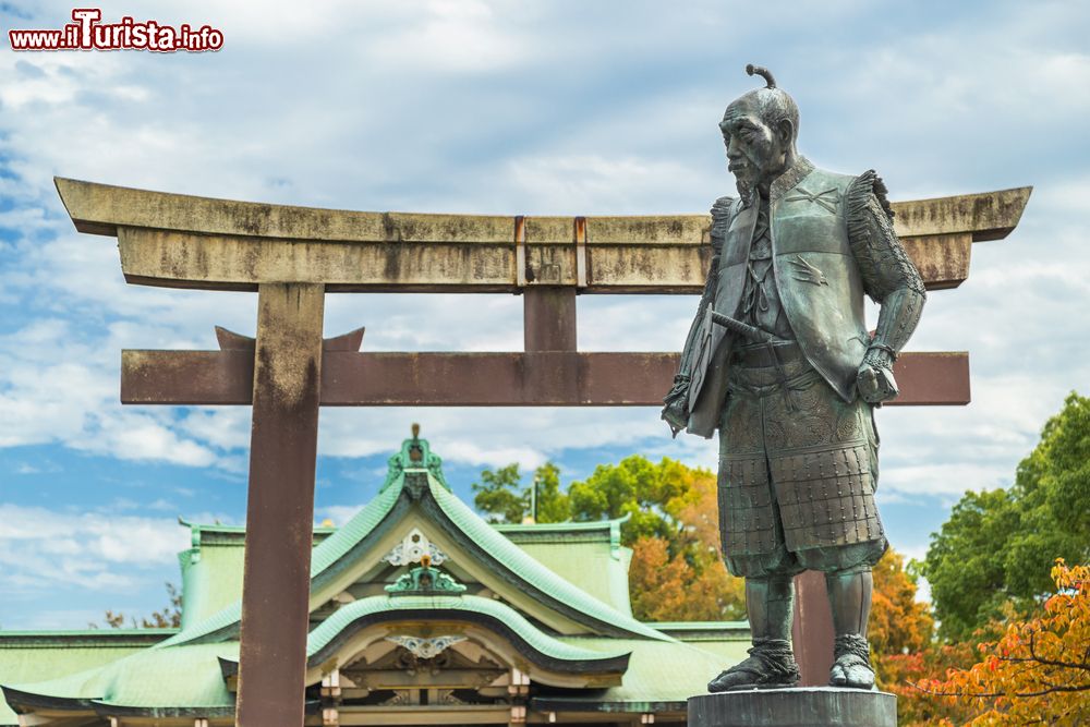 Immagine Statua di Toyotomi Hideyoshi a tempio di Hokoku a Osaka, Giappone. 