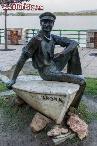 Immagine Statua di un marinaio sul lago Maggiore a Arona, Piemonte - Sul lungolago si trova la statua di  un aitante marinaio seduto su una barca rovesciata © Philip Bird LRPS CPAGB / Shutterstock.com