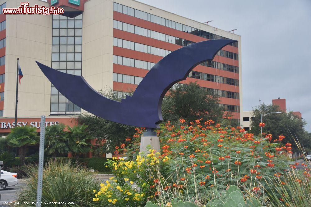 Immagine Statua di un pipistrello in una rotonda di Austin, Texas - © Fred Mays / Shutterstock.com