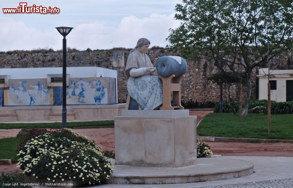 Immagine Statua di una donna nel centro di Leiria, Portogallo. Monumento a Rendilheiras - © AngeloDeVal / Shutterstock.com