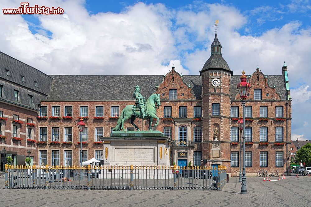 Immagine Statua equestre a Johann Wilhelm II (Jan Wellem) e il Vecchio Municipio di Dusseldorf, Germania. Il monumento fu eretto nel 1711 mentre l'ala più antica del Palazzo Municipale venne costruita fra il 1570 e il 1573.
