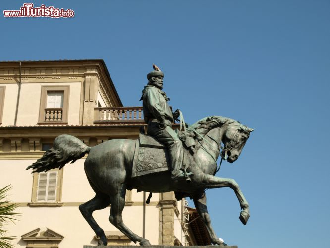 Immagine Monumento equestre a Garibaldi a Pistoia, Toscana - Realizzata nel 1904 nelle fonderie Lippi di Pistoia dall'artista Antonio Garella, questa statua nacque per desiderio della cittadinanza pistoiese in seguito ad una serie di vicende travagliate. Collocato in piazza San Domenico, il monumento dedicato a Giuseppe Garibaldi è stato sottoposto ad un intervento di restauro facente parte del progetto di riordino dell'intera piazza a cura dell'Amministrazione Comunale © wjarek / Shutterstock.com