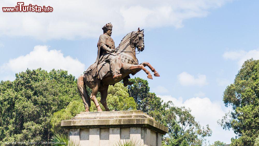 Immagine Statua equestre di Menelik II° nel centro di Addis Abeba, Etiopia. Menelik II° fu imperatore d'Etiopia dal 1889 al 1913 - © Anton_Ivanov / Shutterstock.com