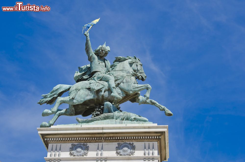 Immagine Statua equestre di Vercingetorige a Clermont-Ferrand, Francia. Principe e condottiero gallo, Vercingetorige è stato re degli Arverni.