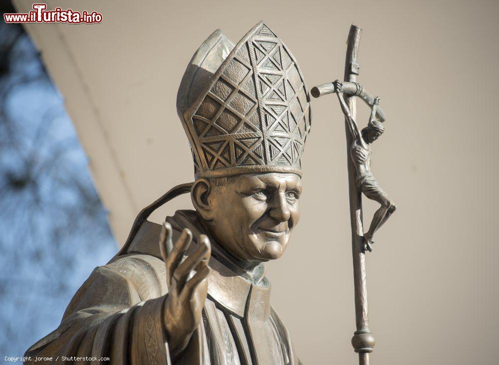 Immagine Una statua di Giovanni Paolo II si trova nel luogo di Santa Clara visitato dal papa durante il suo viaggio a Cuba nel 1998 - foto © jorome / Shutterstock.com