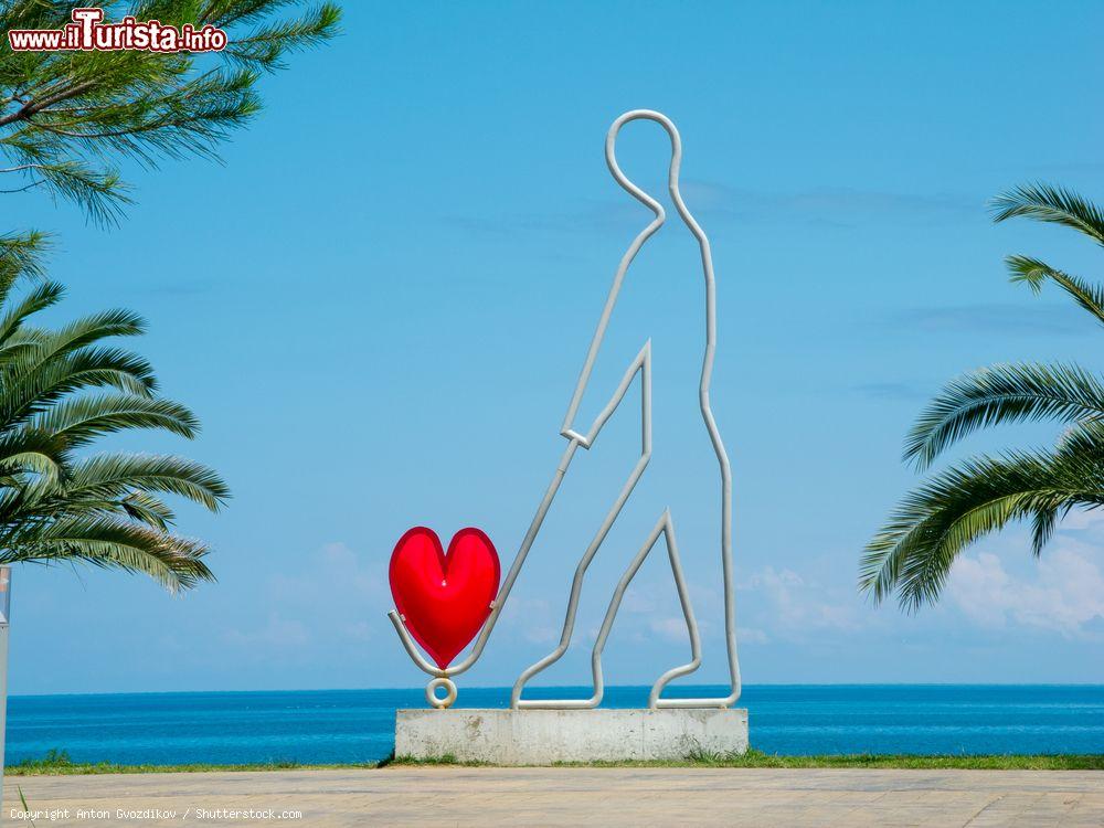 Immagine La statua "I love Batumi" di fronte al mare, Georgia. Negli anni recenti la cittadina ha visto sorgere costruzioni e monumenti moderni per sviluppare il turismo - © Anton Gvozdikov / Shutterstock.com