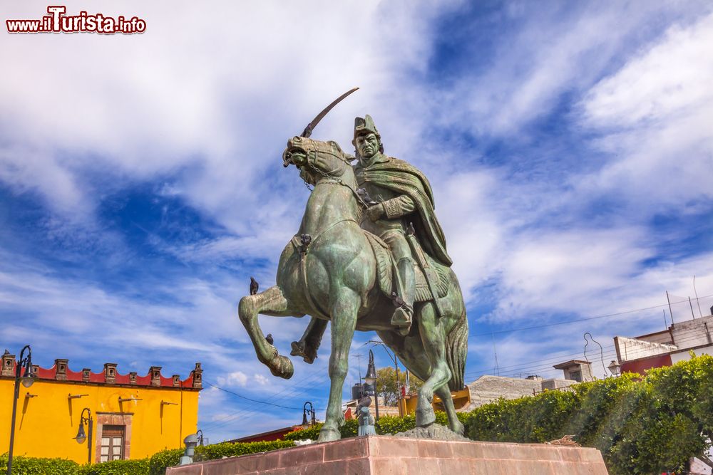 Immagine La statua dell'eroe dell'Indipendenza messicana, il Generale Ignacio Allende, sulla Plaza Cìvica di San Miguel de Allende, Guanajuato.