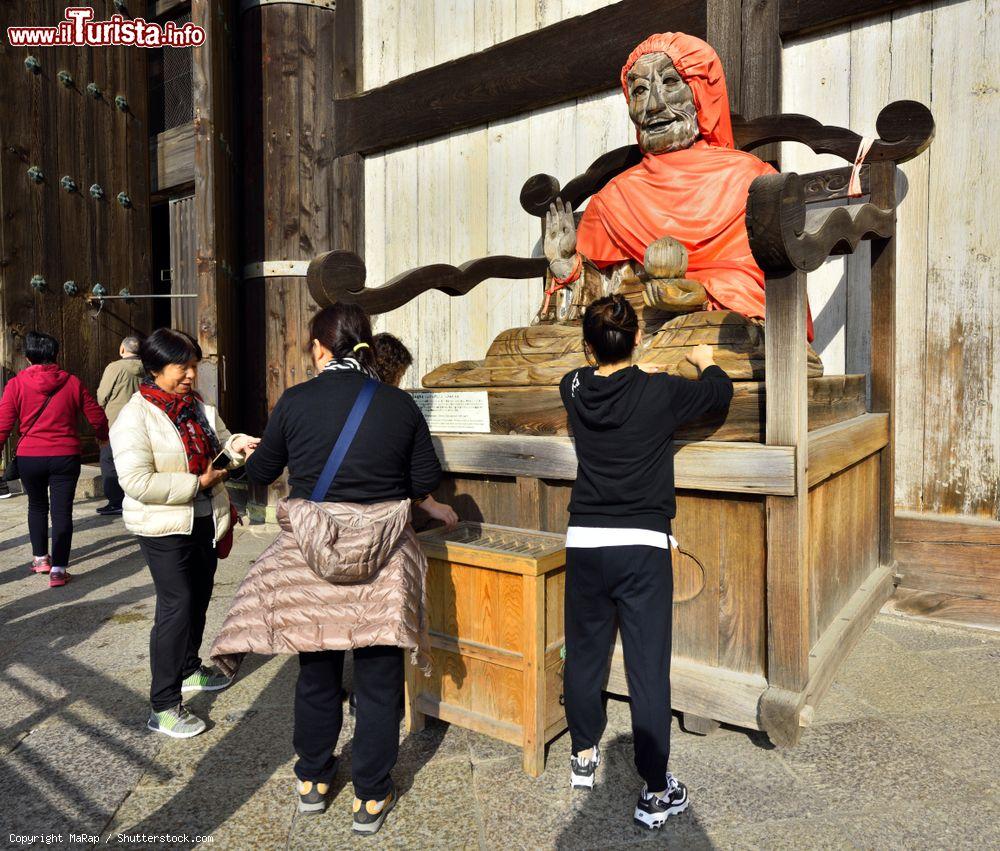 Immagine Statua in legno del Buddha al tempio Todaiji di Nara, Giappone - © MaRap / Shutterstock.com