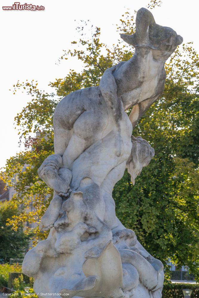 Immagine Statua in marmo bianco intitolata "Il rapimento", Troyes (Francia) - © frlegros / Shutterstock.com