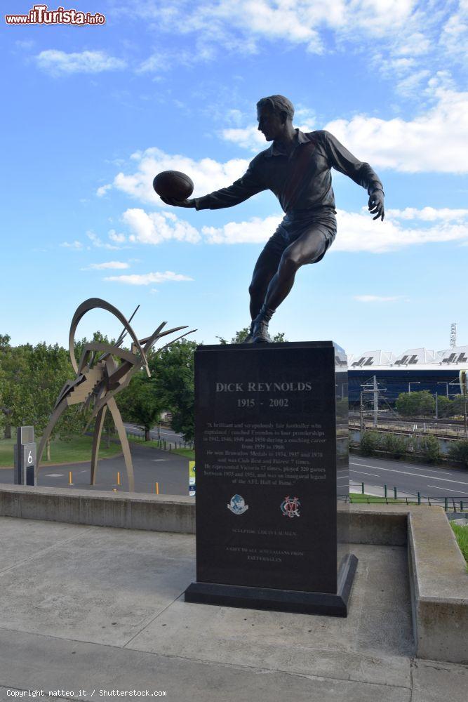 Immagine Statua in onore di Dick Reynolds all'Olympic Park di fronte al Melbourne Cricket ground, Australia. Ritrae il celebre calciatore australiano mentre si prepara a calciare la palla - © matteo_it / Shutterstock.com