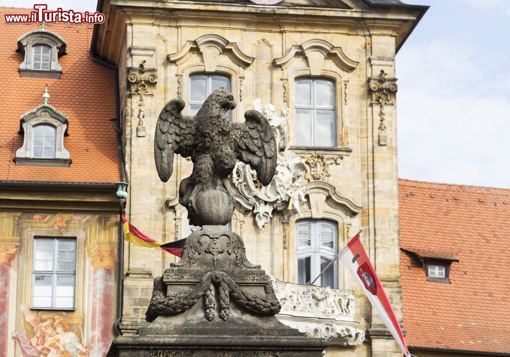 Immagine Statua medievale di un'aquila nel centro di Bamberga, Germania.