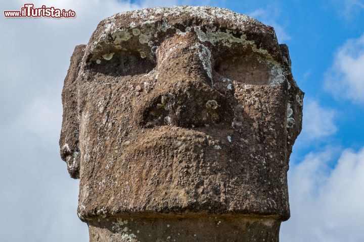 Immagine Statua Moai sull'isola di Pasqua, Oceano Pacifico, Cile. Questo grande busto, come tutti gli altri presenti sul territorio, è rivolto verso l'interno dell'isola - © 234088330 / Shutterstock.com