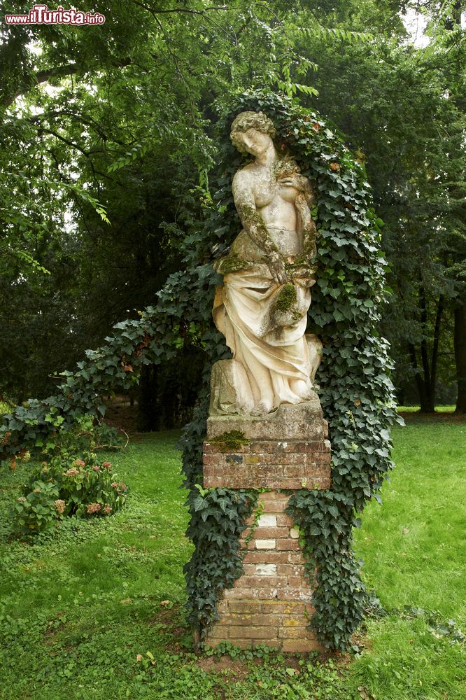 Immagine Statua nel parco di Grazzano Visconti: sembra che una placida emozione romantica sia stata infusa e trasmessa al bellissimo parco che circonda il castello, una composizione di fiori, elementi decorativi scultorei, siepi e sentierini coesi in una visione che ha del paradisiaco, quasi ci trovassimo al cospetto di un angolo di eden intatto in armonia con l’intero complesso esaltato dall’area verde. 