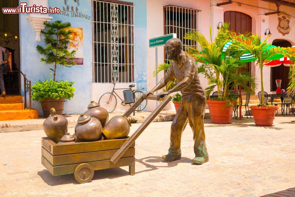 Immagine Una statua realizzata dall'artista Martha Jiménez sulla Plaza del Carmen a Camagüey, Cuba - © Fotos593 / Shutterstock.com