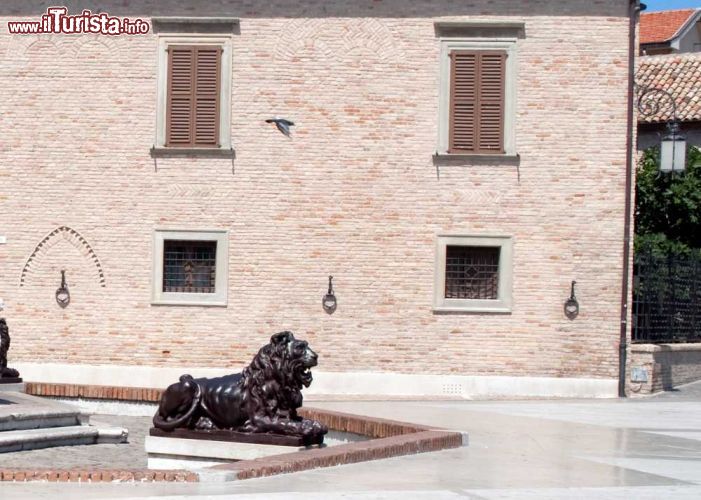 Immagine Una statua raffigurante un leone in centro a Senigallia