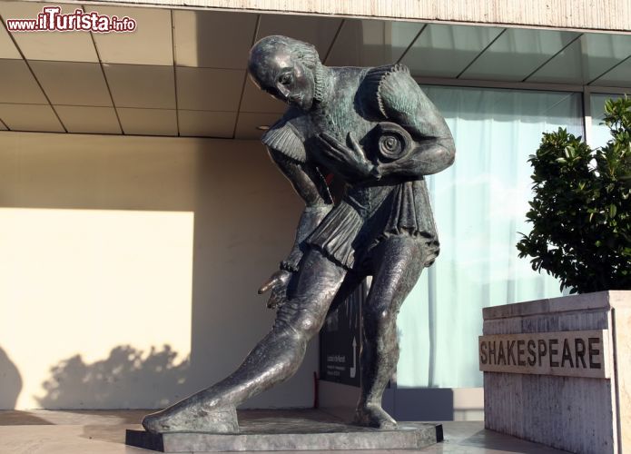 Immagine Statua di Shakespeare a Stratford-upon-Avon, Inghilterra - Una delle tante opere scultoree dedicate al poeta inglese soprannominato anche il "Bardo dell'Avon" o "Cigno dell'Avon" © Gajic Dragan / Shutterstock.com