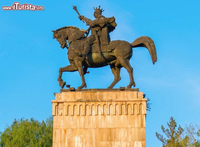 Immagine La statua equestre di Stefano III di Moldavia (Ștefan III cel Mare) al tramonto, nella città di Suceava, in Romania - foto © Felix Catana / Shutterstock.com