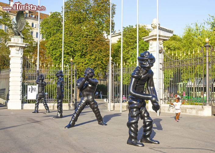 Immagine Statue al Parc des Bastions di Ginevra, Svizzera. Realizzato a partire dal XVIII° secolo, il Parco dei Bastioni si estende per poco meno di 65 mila metri quadrati nel centro della città. Al suo interno crescono oltre 150 specie differenti di piante. Qui fotografato in una bella giornata di sole, il parco da il benvenuto a turisti e residenti con le grandi sculture situate all'ingresso - © Roman Babakin / Shutterstock.com