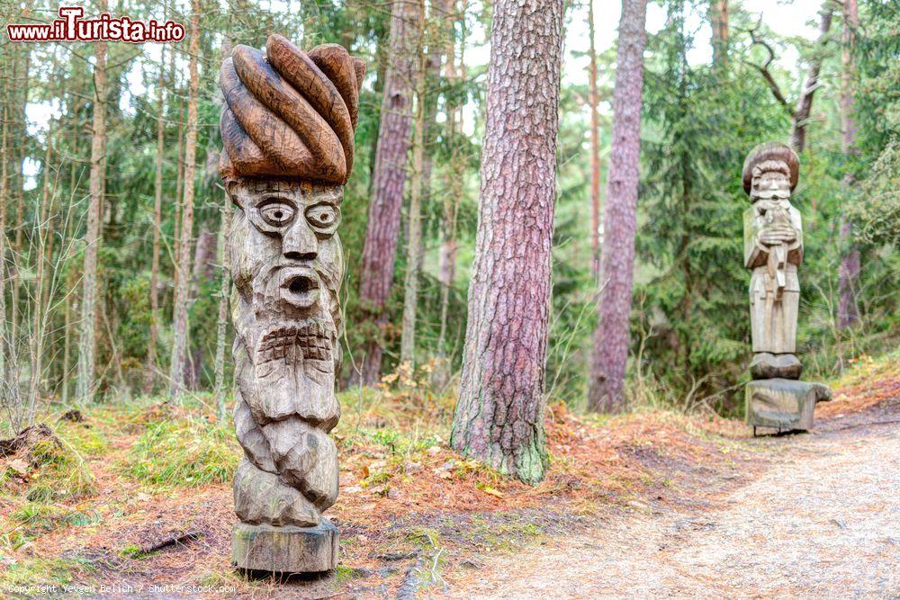 Immagine Statue al Parco delle Streghe di Juodkranté, Lituania - © Yevgen Belich / Shutterstock.com