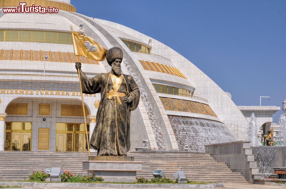 Immagine Statue attorno al Monumento dell'Indipendenza di Ashgabat, Turkmenistan.