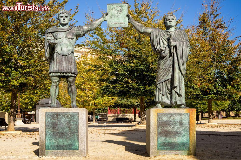 Immagine Statue degli imperatori romani in Plaza Mayor a Lugo, Spagna. Questa scultura ricorda la fondazione della città da parte dell'impero romano: siamo nella più antica cittadina della Galizia - © Lux Blue / Shutterstock.com