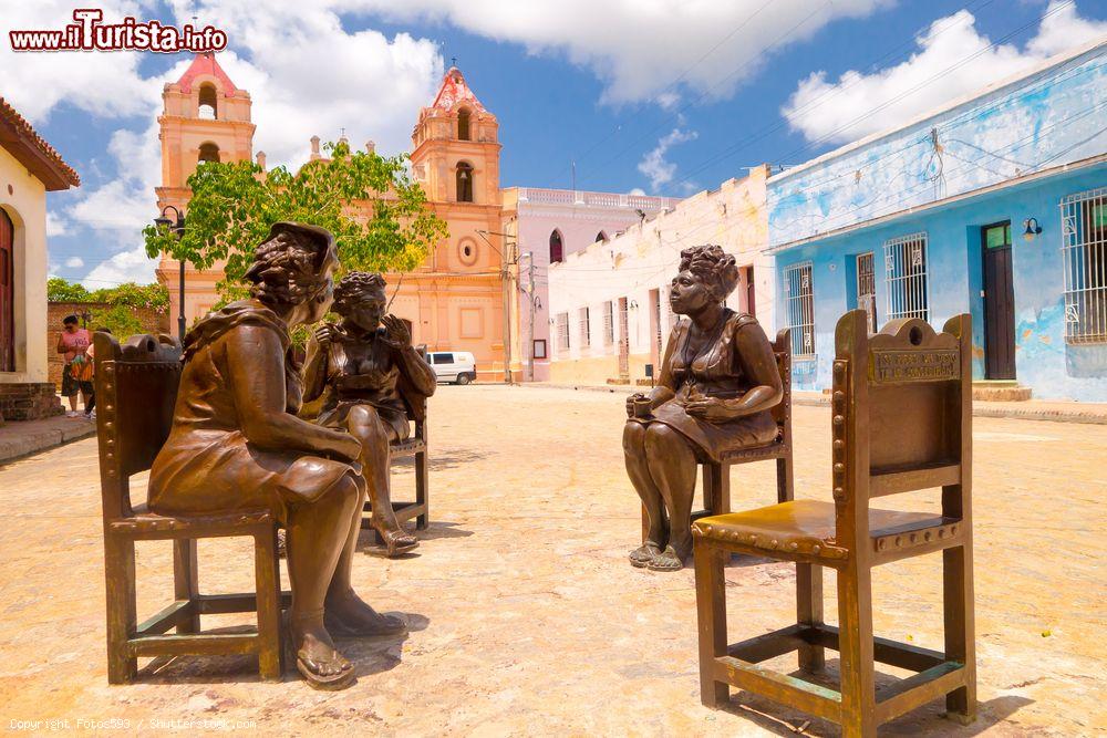 Immagine Le famose statue di Plaza del Carmen a Camagüey rappresentano scene di vita quotidiana degli abitanti della città cubana - © Fotos593 / Shutterstock.com