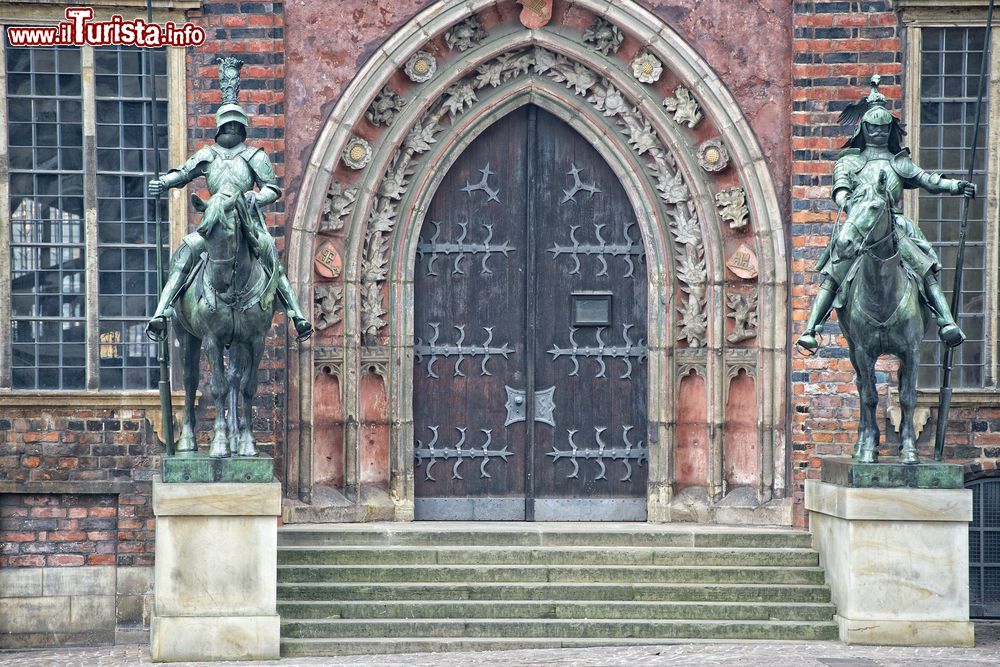 Immagine Statue equestri in rame davanti al Palazzo Municipale di Brema, Germania. L'edificio, che si affaccia sulla Piazza del Mercato, è stato inserito nel Patrimonio dell'Umanità dall'Unesco nel 2004.