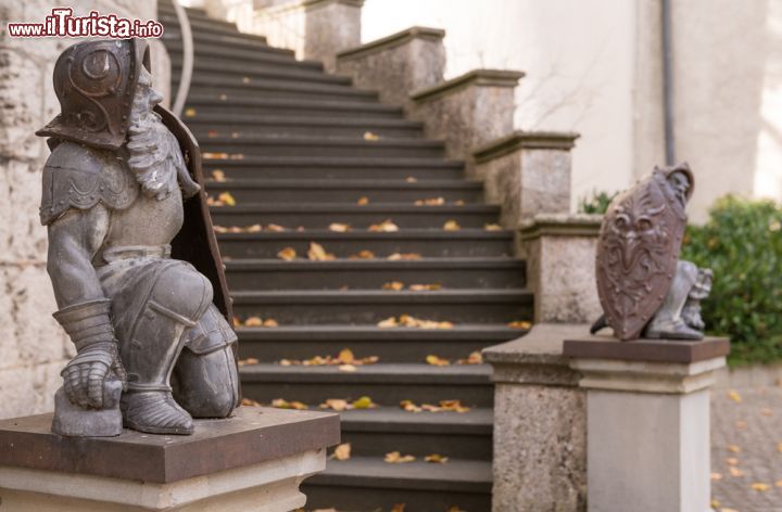 Immagine Statue sulle scale del castello di Sigmaringen, Germania - Due soldati in bronzo custodiscono con grande attenzione la scalinata da cui si accede al castello cittadino © mango-two-friendly / Shutterstock.com