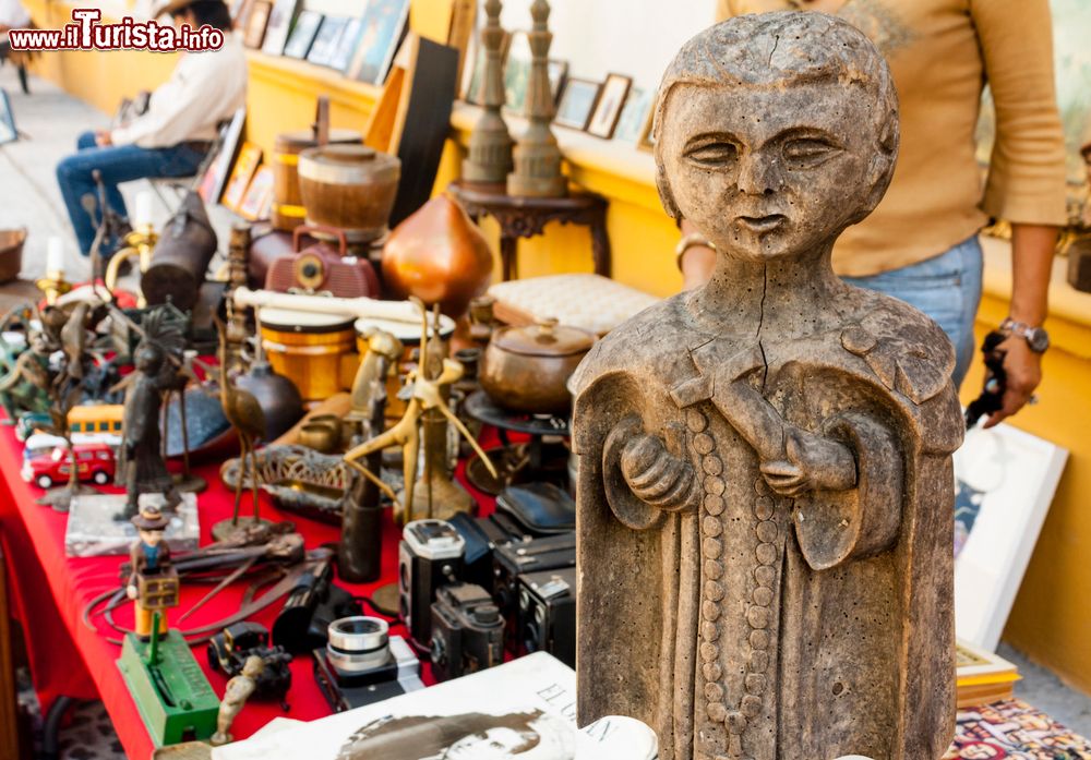 Immagine Statuette religiose in vendita alla Monterrey's "Callejon del Arte" nella parte vecchia della città, Messico.