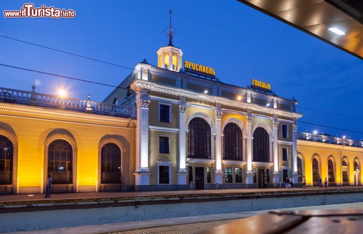 Immagine Stazione di Yaroslavl, Russia  - La stazione ferroviaria di Yaroslavl fa parte della linea inaugurata nel 1962 e ricostruita nel 2009 che collega, fra l'altro, la capitale Mosca con alcune città del nord est. In questa immagine, edificio e binari al calar del sole © FotograFFF / Shutterstock.com