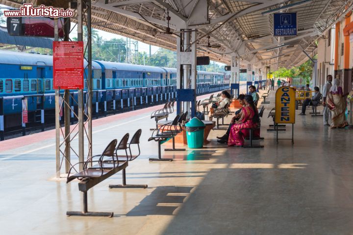 Immagine La banchina della stazione di Alleppey (Alapphuza) con i passeggeri in attesa del treno. Alleppey si trova lungo la linea costiera delle ferrovie indiane  - foto © David Bokuchava / Shutterstock.com