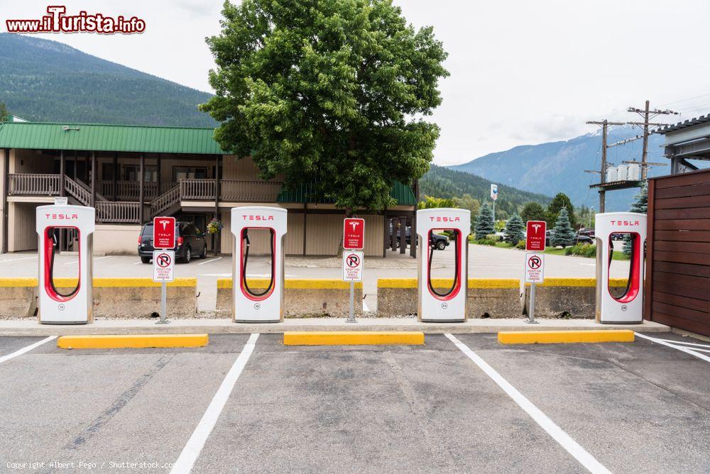 Immagine Stazione di ricarica Tesla a Parking Lot, Revelstoke (Canada). Tesla è un marchio americano automotive specializzato in auto elettriche - © Albert Pego / Shutterstock.com